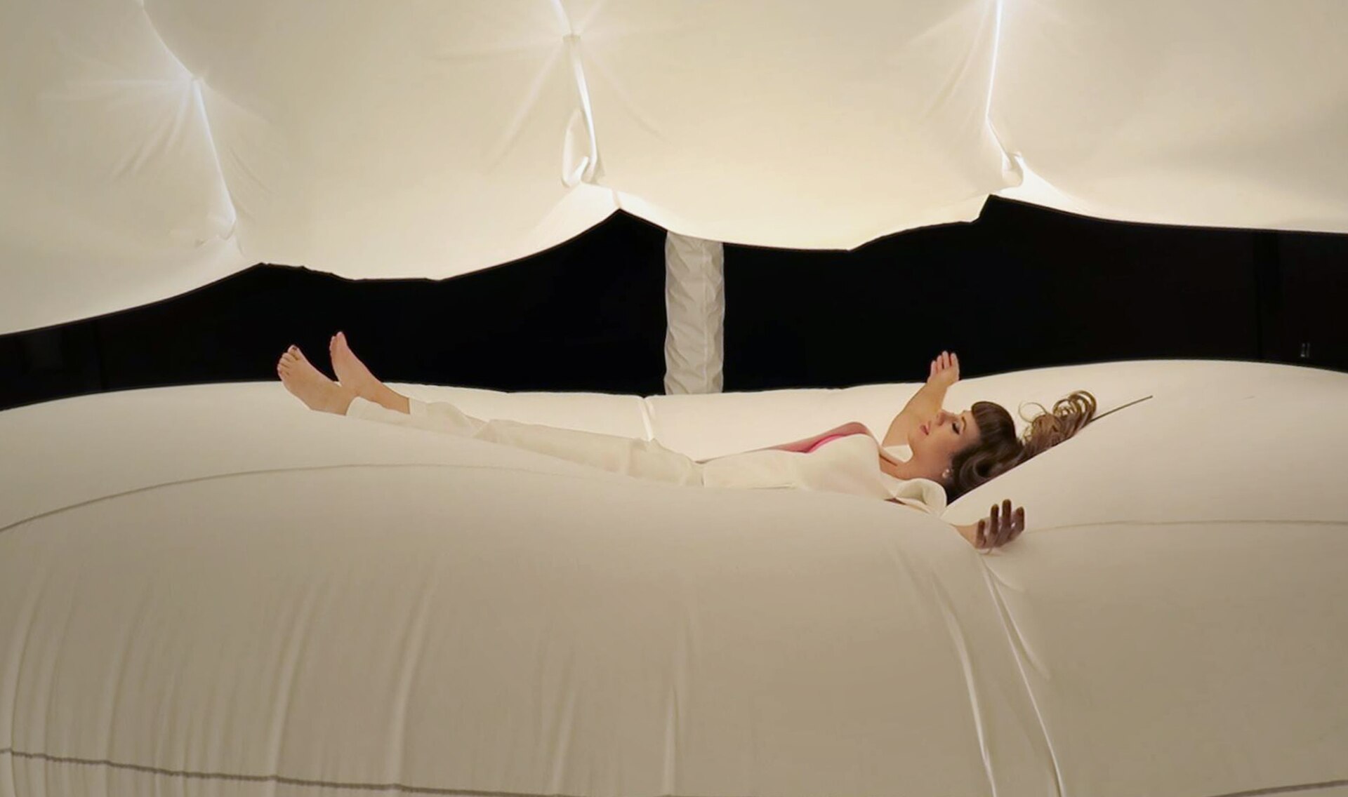 Amy Karle in "The Physical Mind" Immersive Installation Art by Teun Vonk at FILE Electronic Language International Festival 2017 São Paulo Brazil.jpg — illustrating Rasp vs File: W