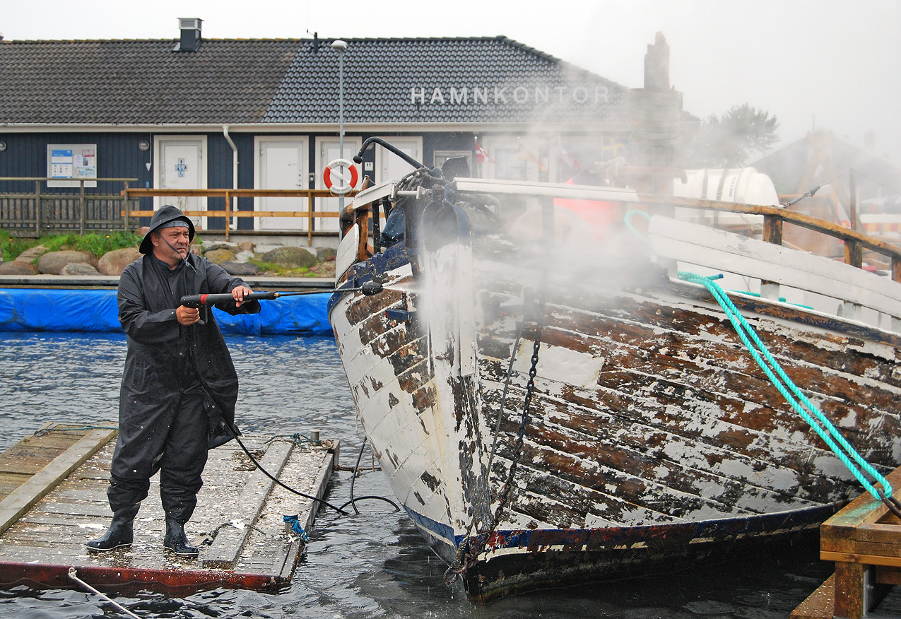 Högtryckstvätt - Pressure washer - Ystad-2011.jpg — illustrating Pressure Washer Bar and Litres-Per-Minute Rating Explained